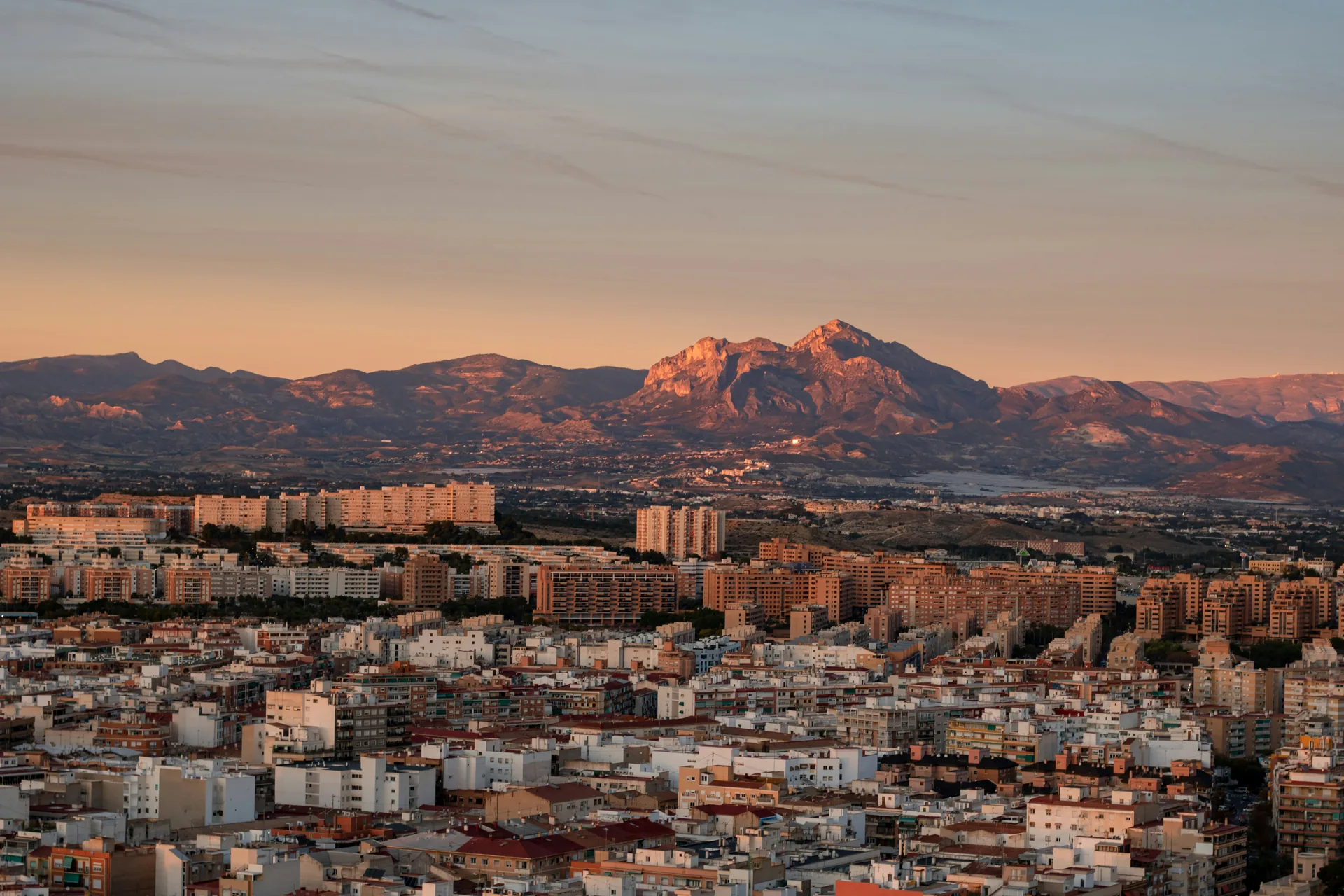 Alicante al atardecer desde el castillo